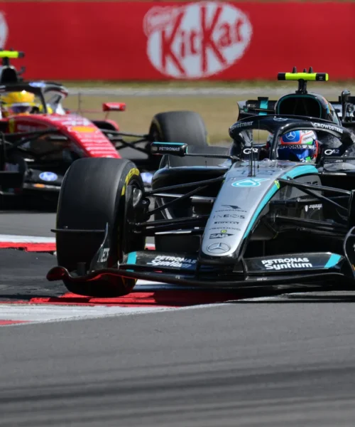 Kimi Antonelli mette in fila Charles Leclerc e Lewis Hamilton