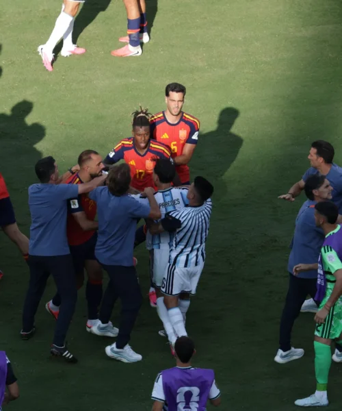 Spagna-Argentina infinita, Dani Olmo rifiuta le scuse di Ayala dopo la rissa: “Menti”