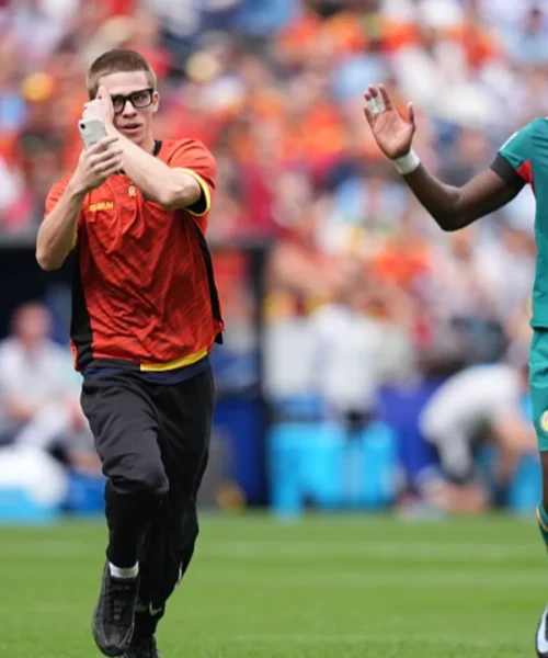 Mondiali 2026, tripla invasione di campo: Belgio-Senegal interrotta