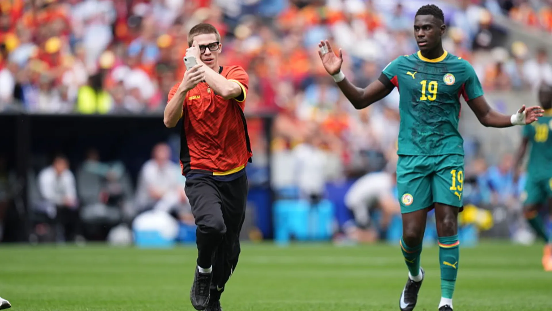 Mondiali 2026, tripla invasione di campo: Belgio-Senegal interrotta