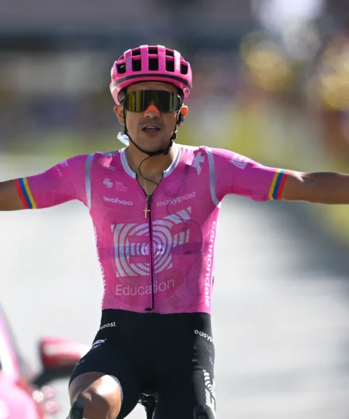 Tour de France: vittoria in fuga di Carapaz. Pogacar sempre in giallo