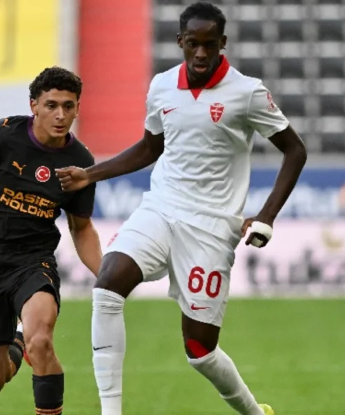 Il Monza convince in campo ma la nuova maglia divide i tifosi