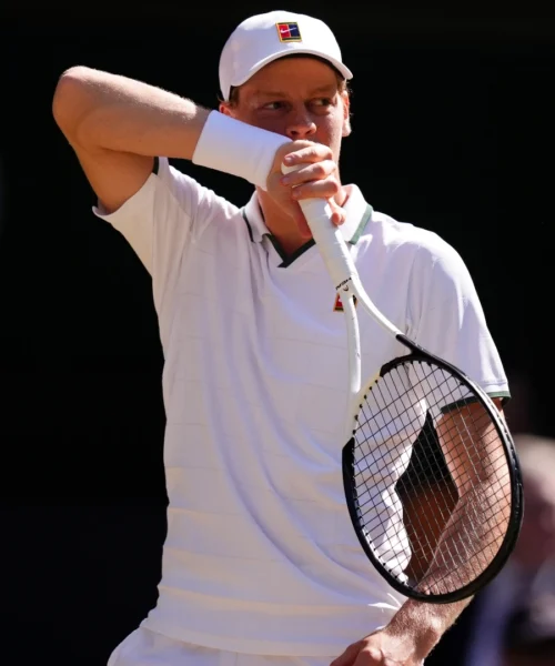 Finale Wimbledon, Jannik Sinner beffato al tie-break: Alexander Zverev vince il primo set