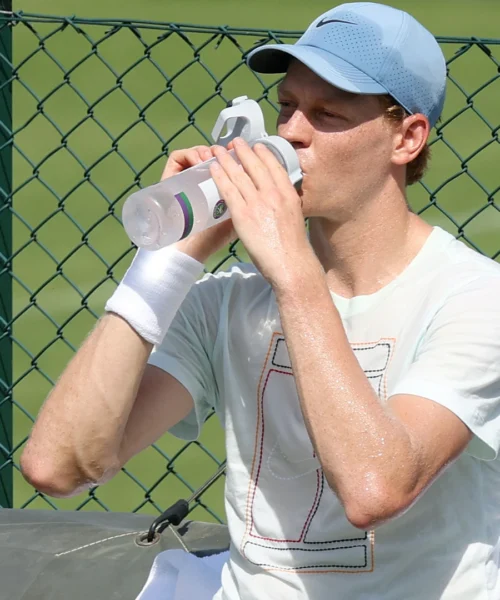 Jannik Sinner si rilassa in Sardegna facendo spese folli… al supermercato