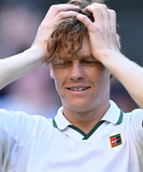 Jannik Sinner non molla la racchetta nemmeno in crociera, ma finisce male
