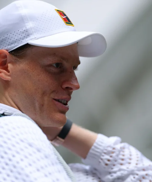 Wimbledon, Jannik Sinner colto di sorpresa davanti al microfono: la reazione sbigottita diventa virale