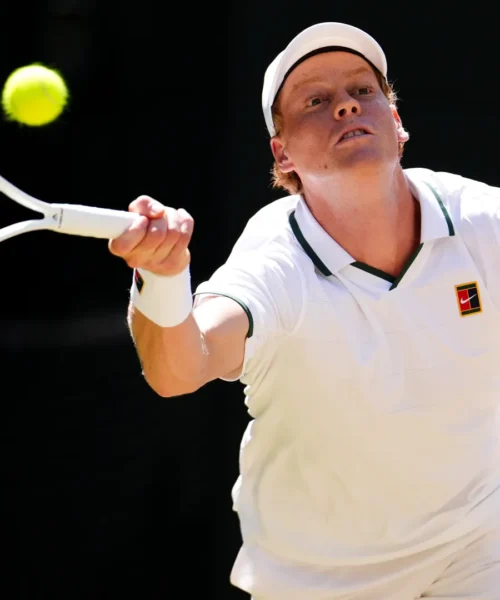 Jannik Sinner fatica ma vince il primo set contro Jan-Lennard Struff