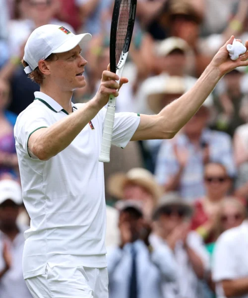 Wimbledon, Jannik Sinner oltre il tennis: la frase dell’Azzurro fa sorridere il pubblico, c’entra anche Carlos Alcaraz