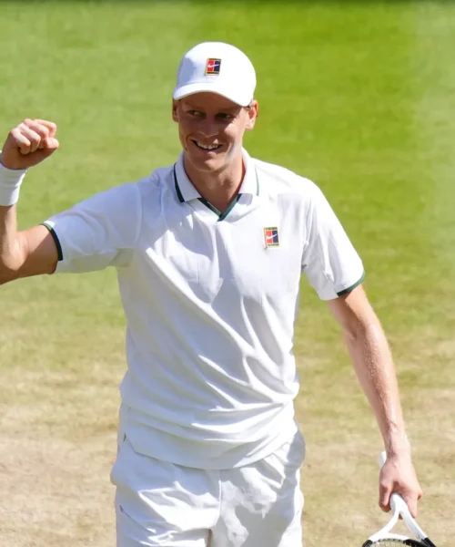 Wimbledon, Jannik Sinner vola in semifinale. Battuto Jan-Lennard Struff