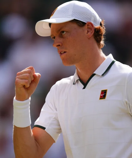 Wimbledon, Jannik Sinner alza subito il ritmo e vince il primo set con Novak Djokovic