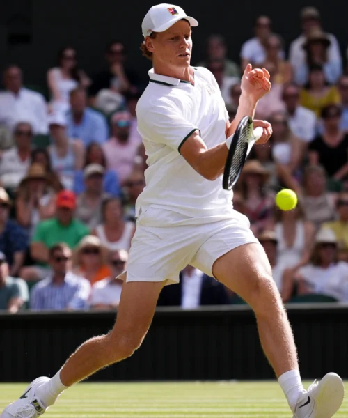 Wimbledon, Jannik Sinner resta concentratissimo: due set a zero contro Novak Djokovic
