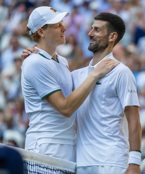 Jannik Sinner in finale, ma le sue prime parole sono per Novak Djokovic