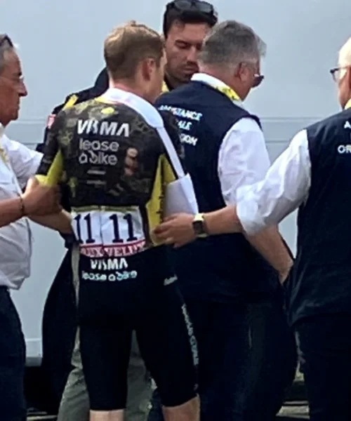 Jonas Vingegaard choc: è fuori dal Tour de France. Evenepoel vince la tappa, ora è secondo dietro Pogacar