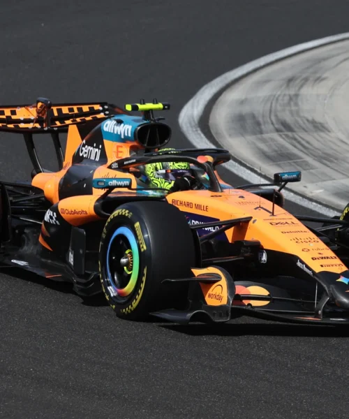 F1 Ungheria, ‘prima’ da numero 1 per Lando Norris. Antonelli sul podio, altra penalità per Hamilton