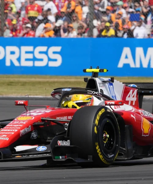 Gp Gran Bretagna, Lewis Hamilton penalizzato ma il muretto Ferrari non lo avverte subito: il motivo