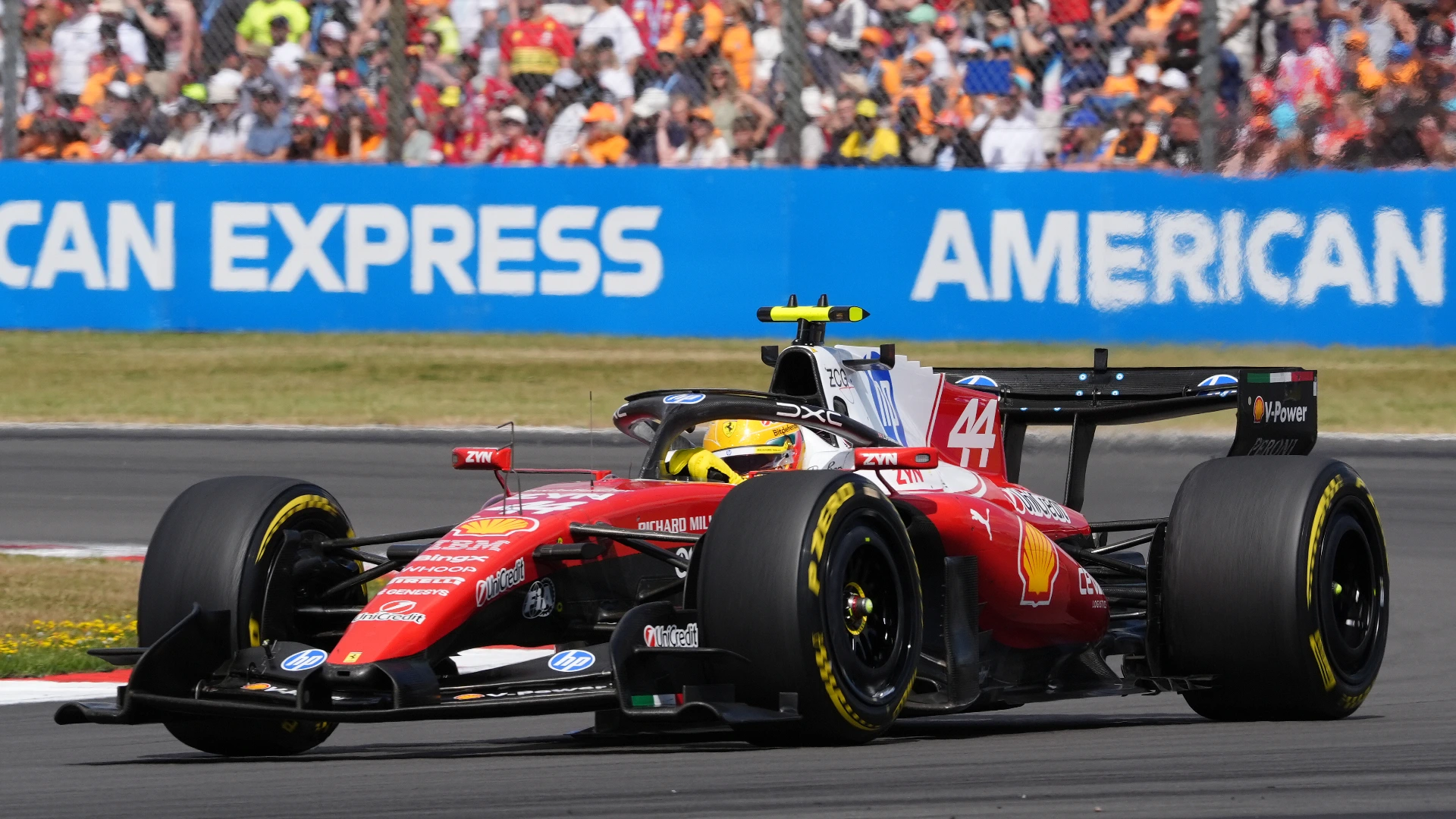 Gp Gran Bretagna, Lewis Hamilton penalizzato ma il muretto Ferrari non lo avverte subito: il motivo