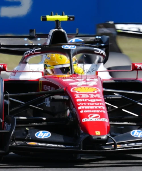 Lewis Hamilton-Kimi Antonelli, botta e risposta in pista per dare il via al weekend di Silverstone