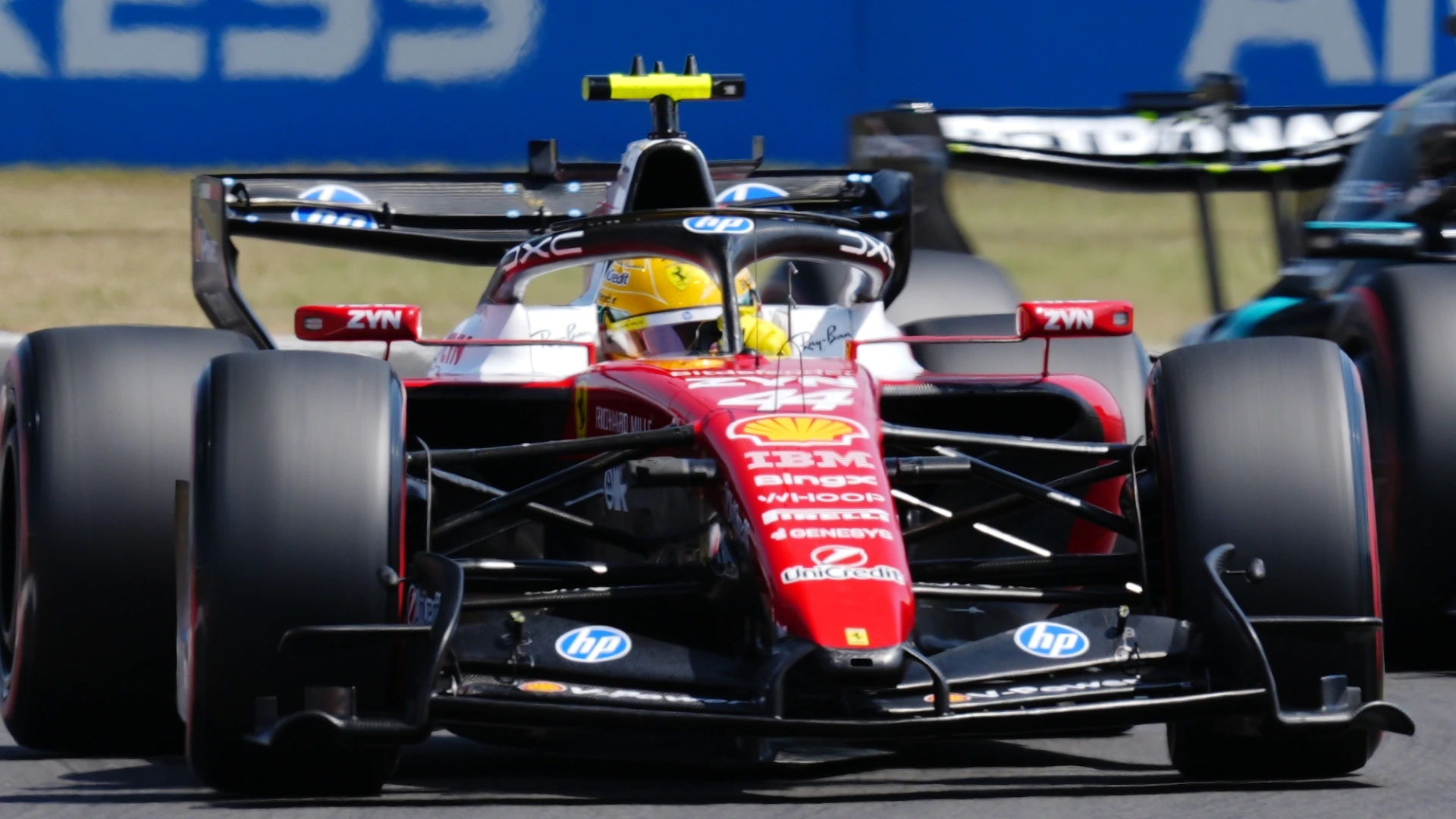 Lewis Hamilton-Kimi Antonelli, botta e risposta in pista per dare il via al weekend di Silverstone