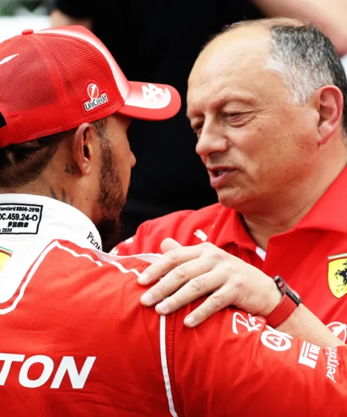 Lewis Hamilton penalizzato: la Ferrari si prende la colpa, ma lui sbotta