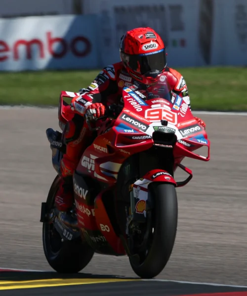 MotoGp Sachsenring, Marc Marquez detta la sua legge in qualifica. Bagnaia soffre, brutta caduta per Bezzecchi