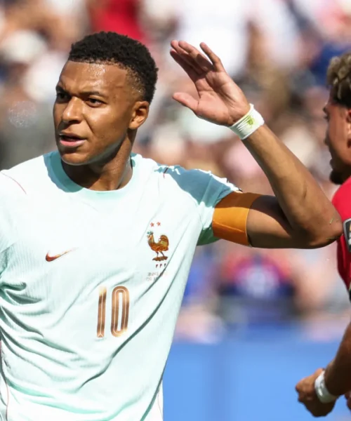 Mondiali 2026: Mbappé imita Messi, rigore disastroso. Poi furia contro l’arbitro argentino