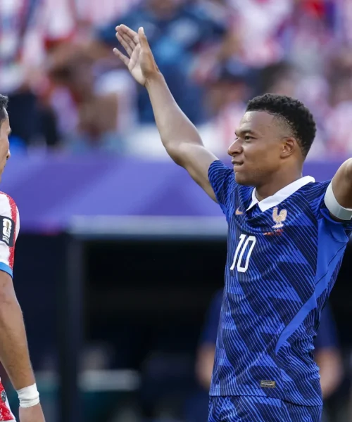 Mondiali 2026: Mbappé mai visto, deride i paraguaiani. Succede di tutto a fine match