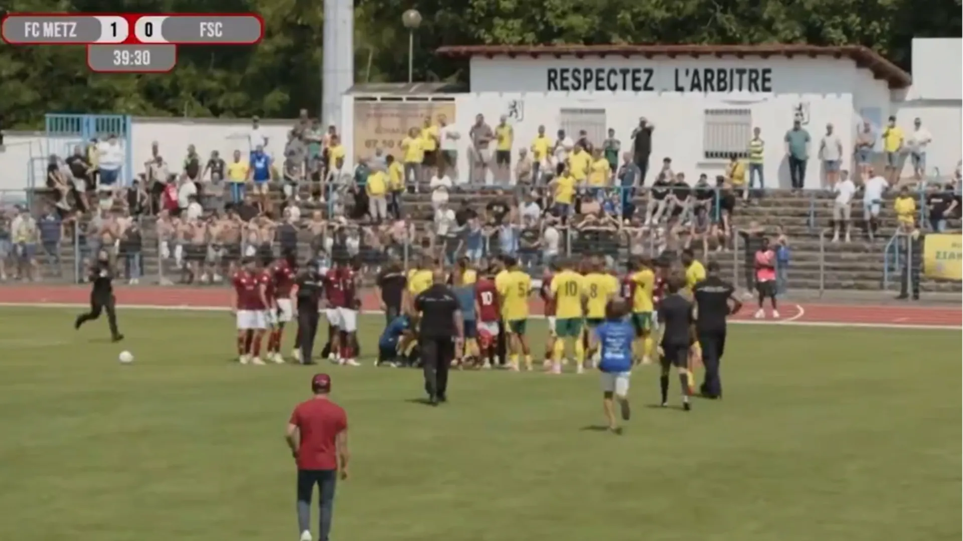 Violenta rissa in amichevole, l’arbitro donna viene travolto e va ko