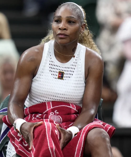 Serena Williams, che succede? Prima il discusso gesto, poi i dubbi per il doppio con Venus