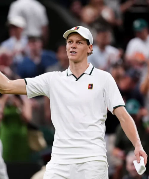 Jannik Sinner bello di notte, la corsa al bis a Wimbledon continua