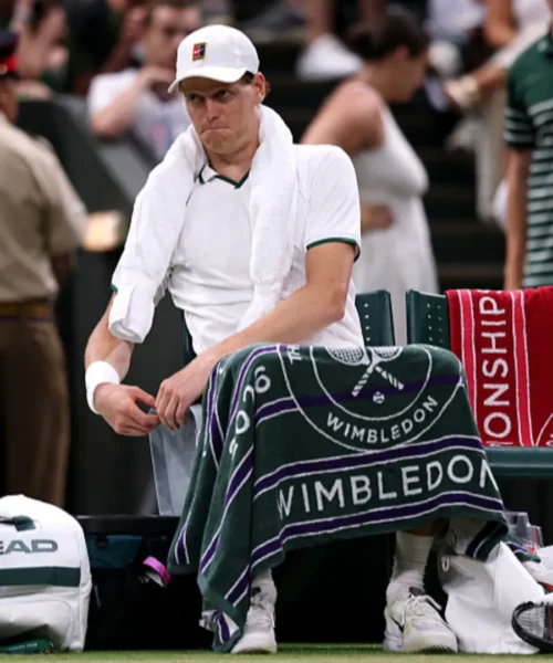 Jannik Sinner se la ride, la battuta post vittoria fa impazzire Wimbledon