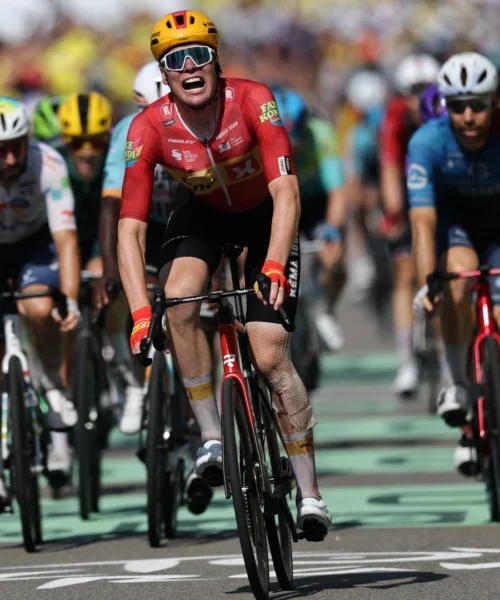 Tour de France, Soren Waerenskjold sorprende tutti a Nevers. Tadej Pogacar sempre in giallo