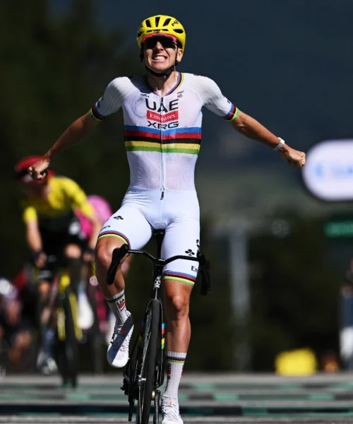 Tour de France, Tadej Pogacar detta la sua legge a Les Angles: il regolamento gli consegna anche la maglia gialla