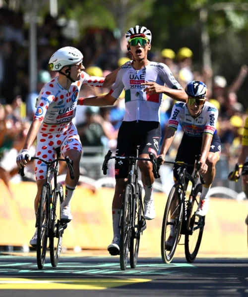 Tour 2026: Isaac Del Toro esulta, Tadej Pogacar lo scorta al traguardo. Jonas Vingegaard resta in giallo