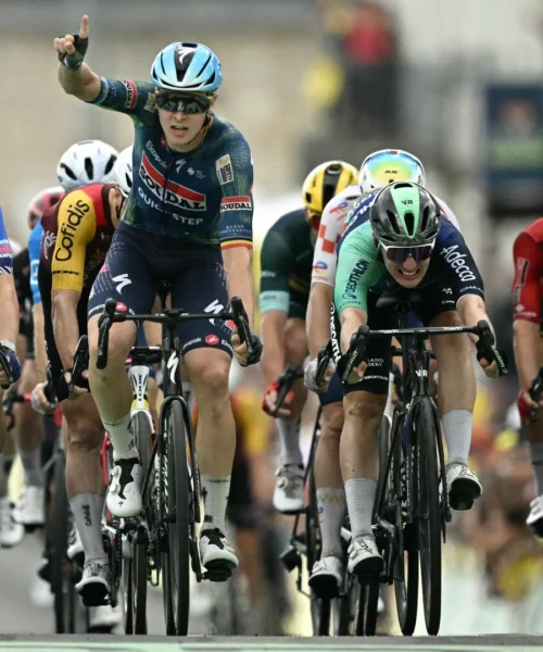 Tour de France, Merlier cala il tris ma quanta paura all’arrivo: brutta caduta innescata da Gaviria