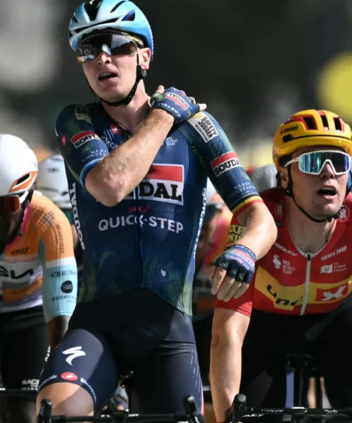 Tour de France, Tim Merlier vince a Bordeaux: il suo gesto al traguardo fa sorridere. Tadej Pogacar resta comodamente in giallo