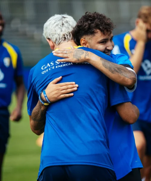 Mercato Parma, cessione da 20 milioni: il difensore inseguito anche dalla Juventus lascia la Serie A