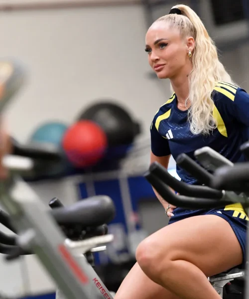 Alisha Lehmann lavora e si diverte in palestra: le foto della popolare calciatrice a caccia di riscatto