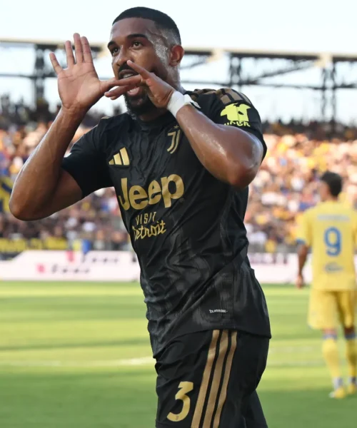 La Juventus vince ma non convince a Frosinone, il Lecce sbanca Venezia