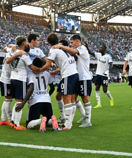 A Napoli il Como incanta, poi resiste: prepotente 2-1 al Maradona