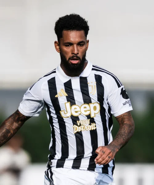 Mercato Juventus: Douglas Luiz resta, contatti con la Lazio per un esubero