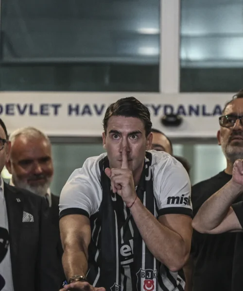 Dusan Vlahovic firma con il Besiktas e non dimentica la Juve: parole che sanno di beffa e fanno infuriare