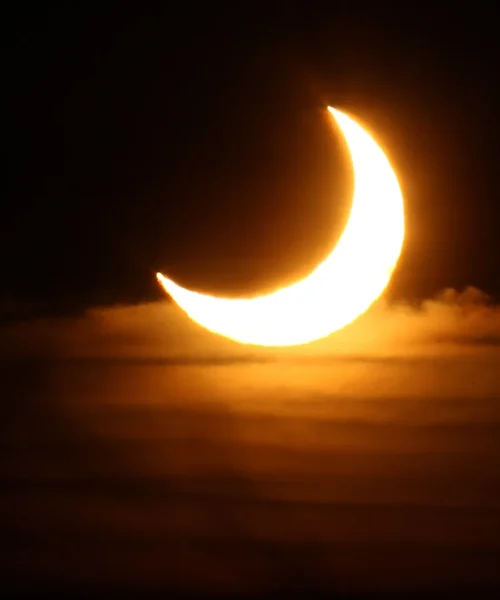 Come guardare l’eclissi solare 2026: a che ora e dove in Italia. Smartphone a rischio