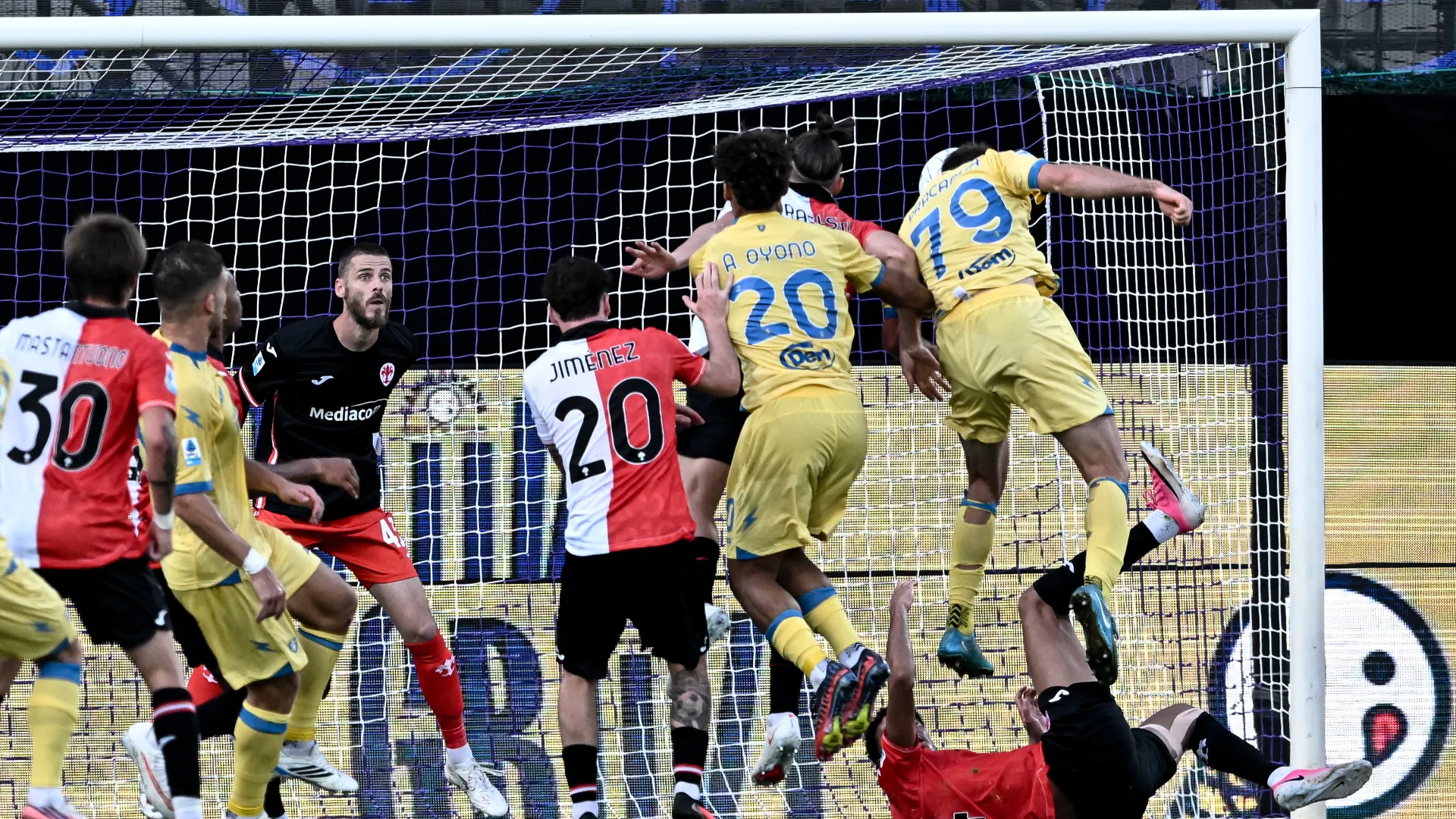 Clamoroso crollo della Fiorentina al Franchi contro il Frosinone. Il Sassuolo piega il Toro