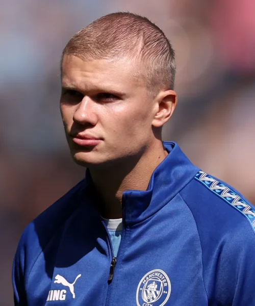 Erling Haaland, ma che hai fatto ai capelli? Il nuovo look nel mirino: “Zero aura”