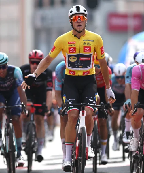 Jonathan Milan festeggia un incredibile tris