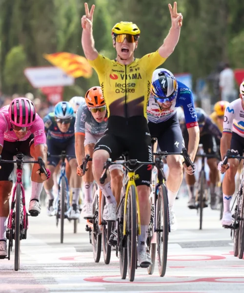 Vuelta 2026: Brennan fa il bis in volata, due italiani nei primi cinque. Pogacar comodamente in rosso
