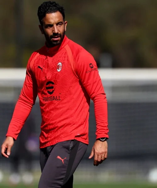 Mercato Milan, sorprendente offerta per il rinforzo a centrocampo: i tifosi si dividono