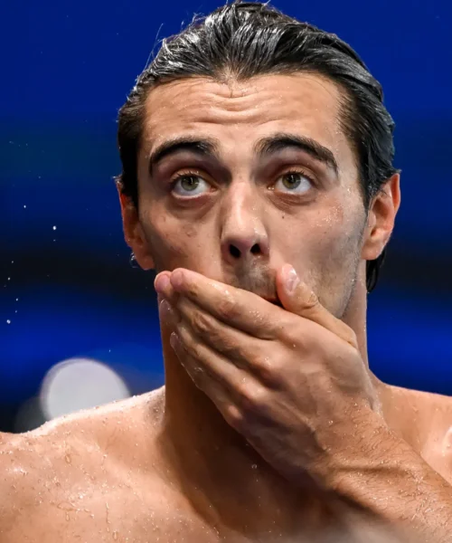 Thomas Ceccon esce dall’acqua: tiene banco e scatena polemiche e sorrisi