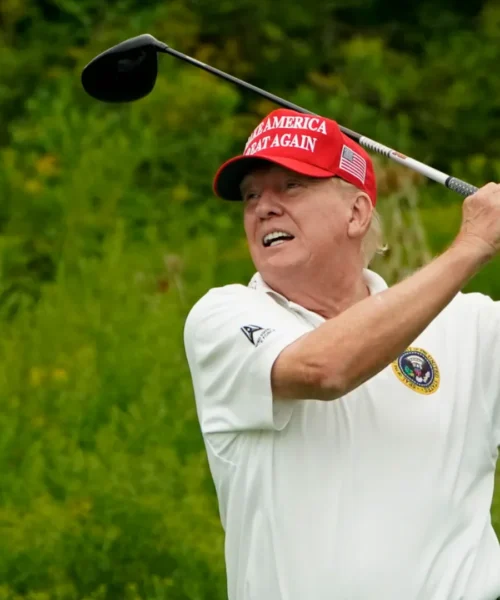 Donald Trump vince il torneo di golf ma qualcosa non torna