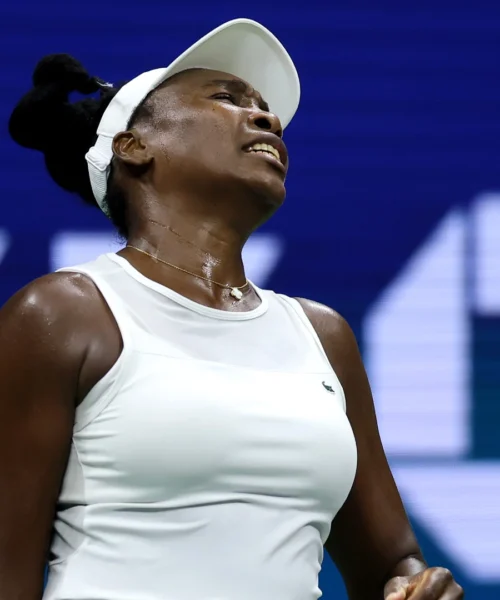 US Open, Venus Williams alza bandiera bianca alle 2.01 del mattino: “Gara folle”